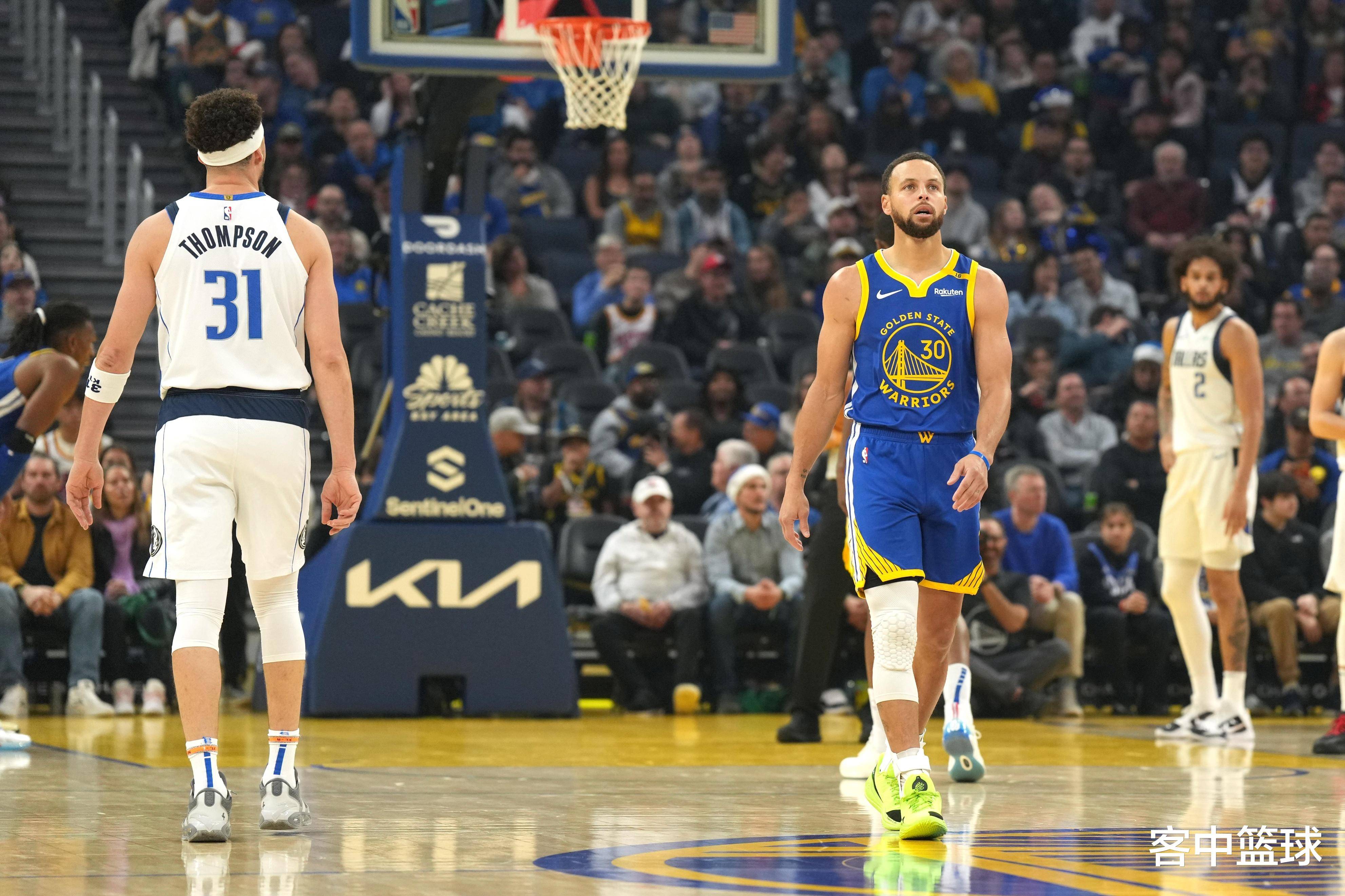 爱游戏体育-库里在独行侠比赛中战术调整，比赛局势复杂引发热议！观众掌声雷动的简单介绍