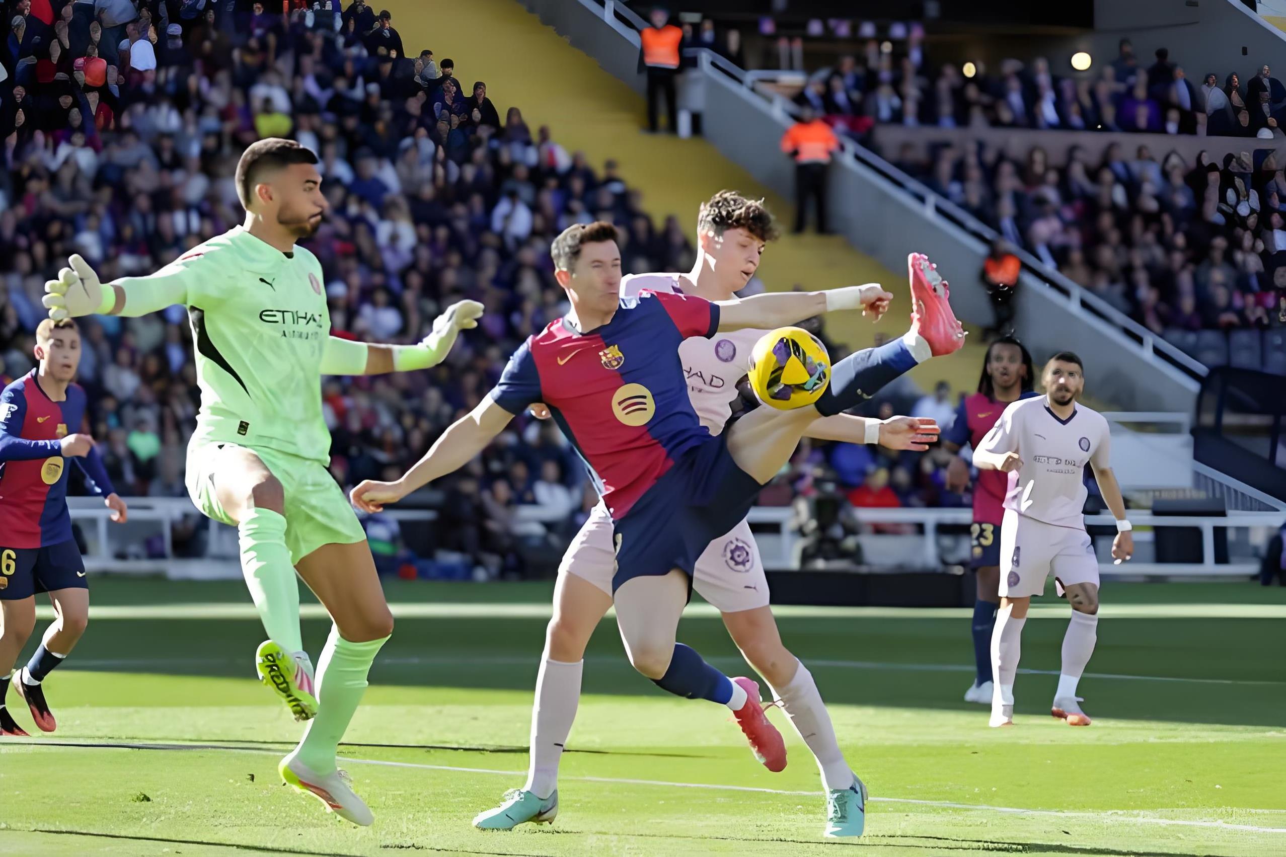 爱游戏APP-包含莱万多夫斯基重返赛场，刷新纪录首场状态出色，西班牙队观众沸腾！引发球迷热议的词条