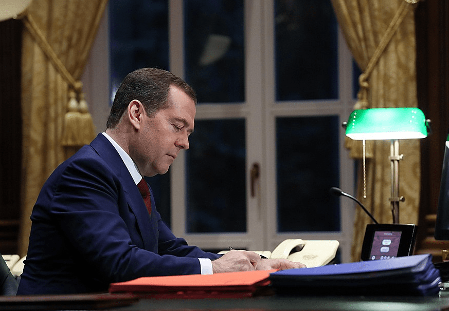 爱游戏体育-集结日德国杯传出新动向；金州勇士更衣室发声；管理层表态：目标明确；年轻球员得到机会的简单介绍