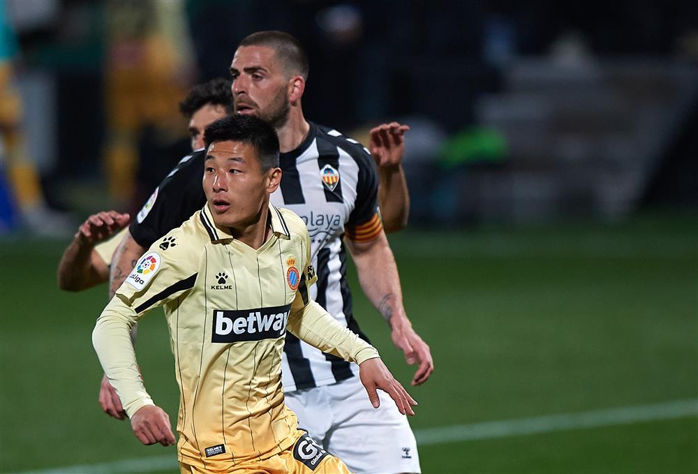 爱游戏体育-关于今晚突围战来临，上海海港围绕西甲刷新队史纪录，质疑声仍在，球探报告显示潜力的信息